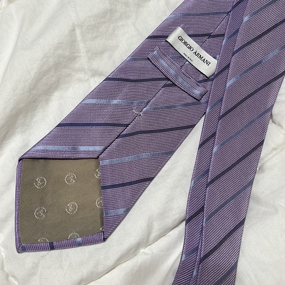 Giorgio Armani silk tie. GREAT condition and made in Italy. - Picture 2 of 4